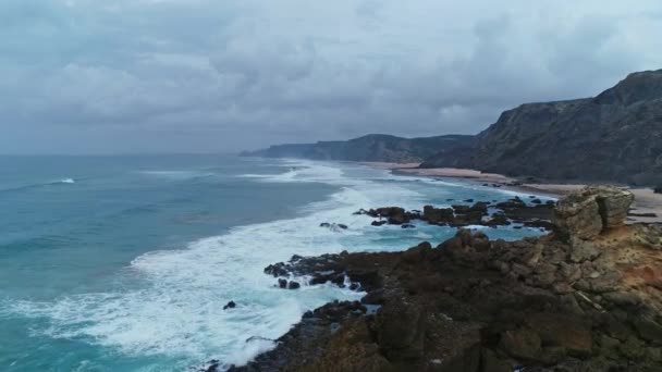 Portekiz Atlantik Kıyısında Bulutlu Gökyüzü Ile Güzel Kumlu Plaj Kayalar — Stok video