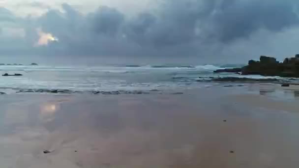 在美丽的沙滩上飞行 在葡萄牙 欧洲的大西洋海岸 有反射的云彩和日落的天空 — 图库视频影像