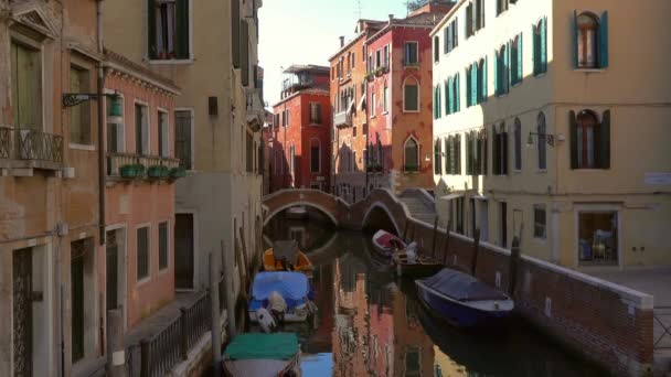 Gamla Hus Och Trång Kanal Venedig Italien — Stockvideo