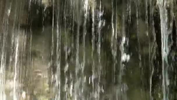 Flussi Magnificamente Fluenti Una Cascata Primo Piano — Video Stock