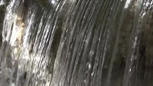 滝の近くに ゆっくりとした動きの美しい流れ — ストック動画