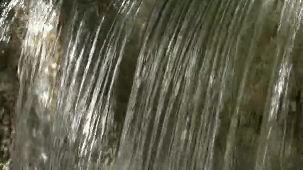 Belamente Fluindo Correntes Uma Cachoeira Closeup — Vídeo de Stock