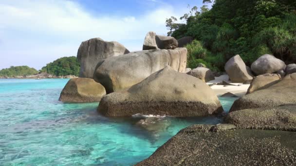 Similan Adaları Tayland Plaj Kayalıklarla Kaplı Bir Manzara — Stok video
