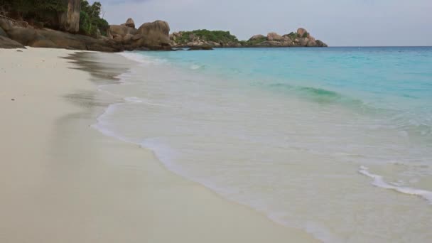 Paradise Verlaten Wit Zandstrand Tussen Rotsen Similan Eilanden Ochtend Thailand — Stockvideo