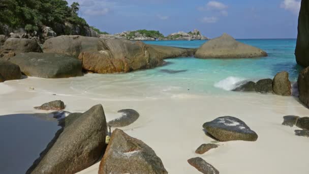 Paradiesischer Weißer Sandstrand Zwischen Felsen Auf Similan Inseln Thailand — Stockvideo