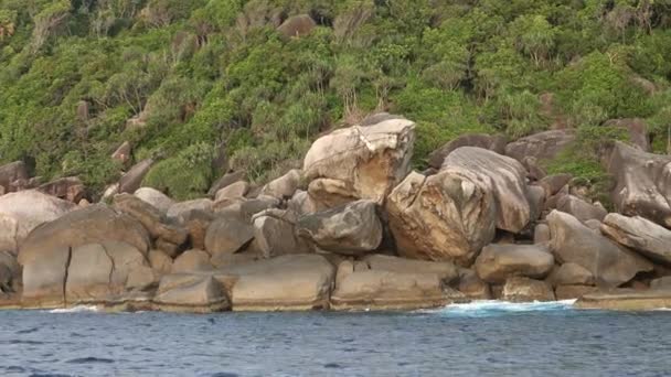 4Kのシミラン諸島の石や岩の上のボートからの眺め — ストック動画