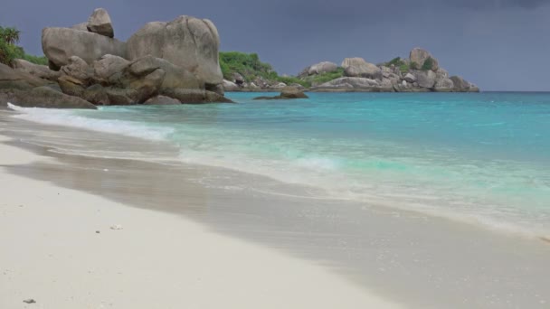 シミラン諸島 4Kの白い砂浜と嵐の空の風景 — ストック動画