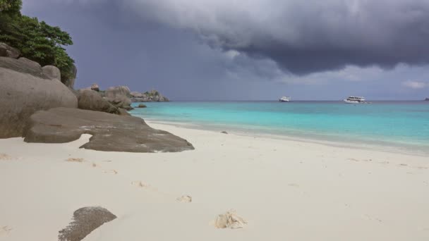 Landskap Med Vit Sandstrand Och Stormhimmel Similan Öarna Thailand — Stockvideo