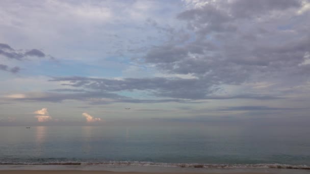 Avión Pasajeros Antes Aterrizar Sobre Playa Tropical Por Mañana — Vídeos de Stock