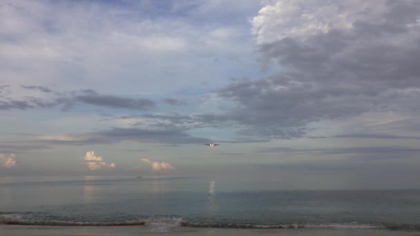 Avión Pasajeros Antes Aterrizar Sobre Playa Tropical Por Mañana — Vídeo de stock