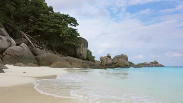 Paradise Verlaten Wit Zandstrand Tussen Rotsen Similan Eilanden Ochtend Thailand — Stockvideo