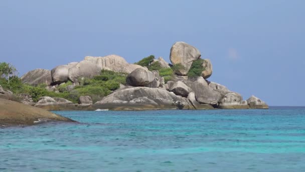 Similan Adaları Tayland Taş Kayalarla Çevrili Bir Arazi — Stok video