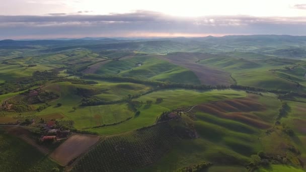 トスカーナ航空日の出農地の丘の国の風景です イタリア ヨーロッパ — ストック動画