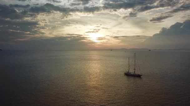 Vuelo Hacia Puesta Del Sol Sobre Yate Vela Mar — Vídeos de Stock