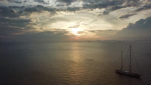 Vuelo Hacia Puesta Del Sol Sobre Yate Vela Mar — Vídeos de Stock