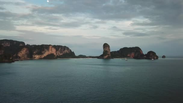 Luchtfoto Van Tropische Turquoise Lagune Strand Tussen Rotsen Eilanden Krabi — Stockvideo