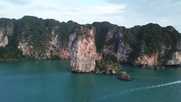 Letecký Pohled Tropickou Tyrkysovou Lagunu Pláž Mezi Skalami Ostrovy Krabi — Stock video