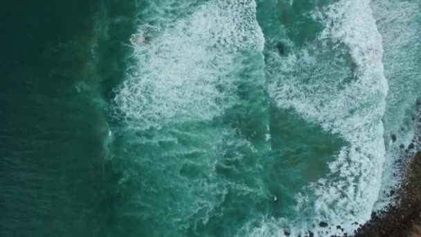 Vista Aerea Dall Alto Sulle Onde Dell Oceano Sulla Costa — Video Stock