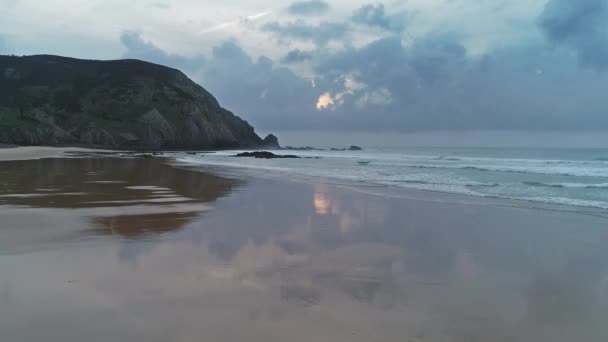 ポルトガル ヨーロッパ 4Kの大西洋岸に反射雲と夕日の空と美しい砂浜を飛んで — ストック動画