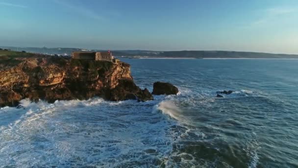 Повітряна Навколо Вид Маяка Скелі Фортецею Узбережжі Атлантичного Океану Великими — стокове відео