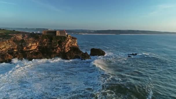 Vista Aérea Torno Farol Penhasco Com Uma Fortaleza Costa Oceano — Vídeo de Stock