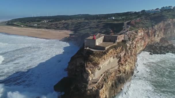 Letecký Pohled Maják Útesu Pevností Pobřeží Atlantského Oceánu Velkými Vlnami — Stock video