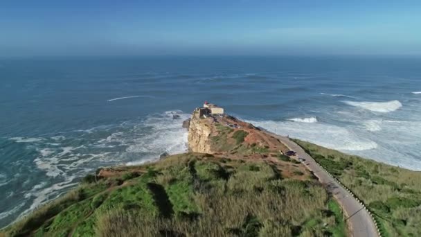 Vista Aérea Farol Sobre Penhasco Com Uma Fortaleza Costa Oceano — Vídeo de Stock