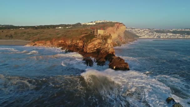 Nazare Portekiz Gün Batımında Büyük Dalgalar Ile Atlantik Okyanusu Kıyısında — Stok video