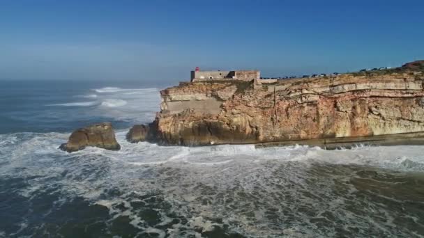 Vista Aérea Torno Farol Penhasco Com Uma Fortaleza Costa Oceano — Vídeo de Stock