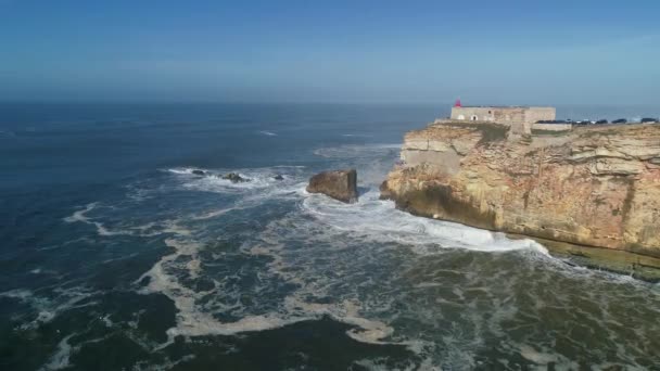 Vista Aérea Del Faro Acantilado Con Una Fortaleza Costa Del — Vídeos de Stock