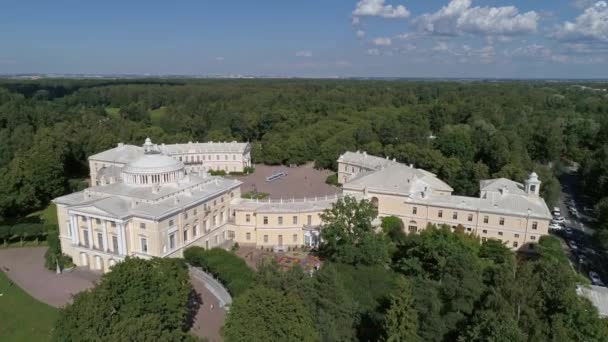 サンクトペテルブルク ロシア 4Kの郊外のPavlovsky Parkの宮殿の上を飛ぶ — ストック動画