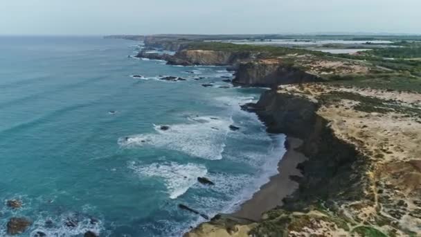 Letecký Pohled Pobřeží Atlantiku Skalními Útesy Vlnami Portugalsku — Stock video