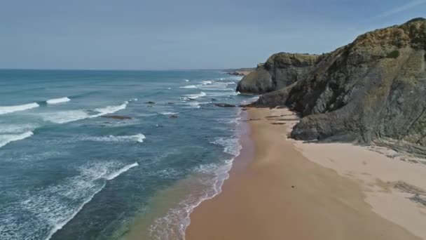 Пролетая Над Красивым Песчаным Пляжем Атлантическом Побережье Португалии Европа — стоковое видео