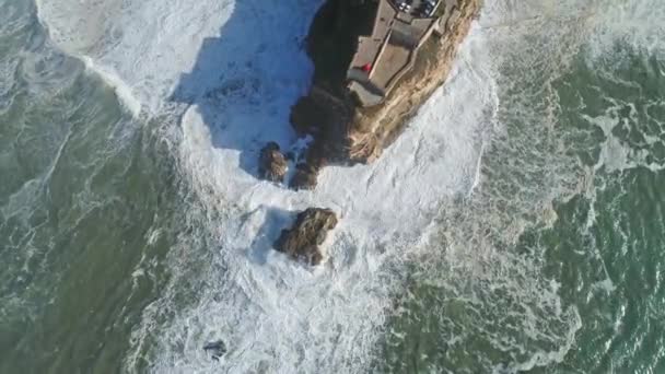 Bovenaanzicht Vanuit Lucht Van Een Vuurtoren Een Klif Met Een — Stockvideo