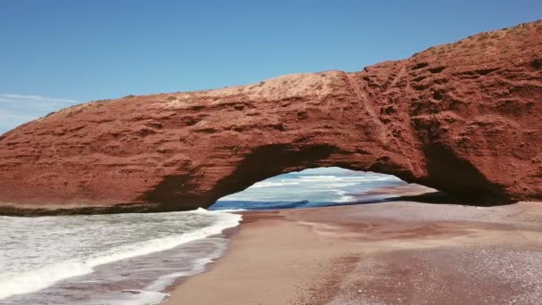 モロッコの大西洋岸にアーチ型の岩があるLegziraビーチの空中ビュー — ストック動画