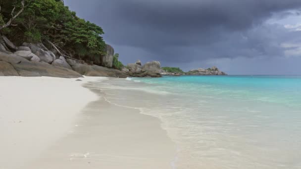 Paisagem Com Praia Areia Branca Céu Tempestuoso Ilhas Similanas Tailândia — Vídeo de Stock