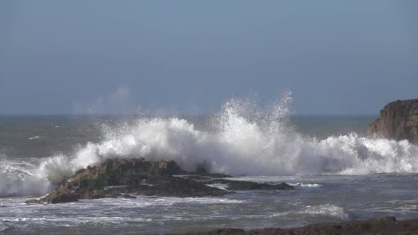 Plons Van Atlantische Oceaan Grote Golven Kliffen Slow Motion — Stockvideo