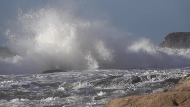 Salpicaduras Del Océano Atlántico Grandes Olas Sobre Acantilados Cámara Lenta — Vídeo de stock