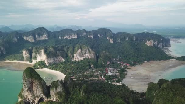 Widok Powietrza Tropikalnej Laguny Turkusowej Plaża Między Skałami Wyspami Krabi — Wideo stockowe