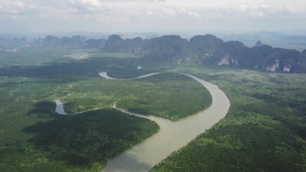 泰国安达曼海具有红树林和小山的张恩加湾的空中景观 — 图库视频影像