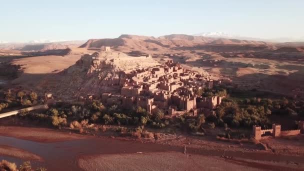 Vista Aérea Sobre Kasbah Ait Ben Haddou Nas Montanhas Atlas — Vídeo de Stock