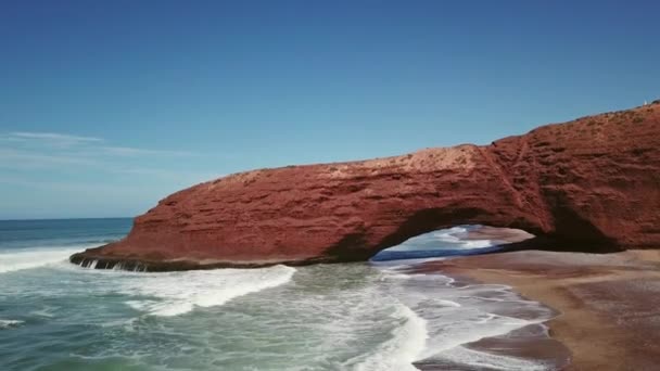 Lecące Nad Plażą Legzira Łukowatymi Skałami Wybrzeżu Atlantyku Maroku — Wideo stockowe