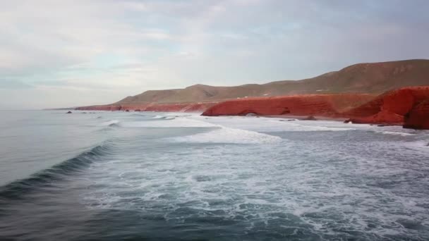 Letecký Pohled Pláž Legzira Klenutými Skalami Pobřeží Atlantiku Maroku — Stock video