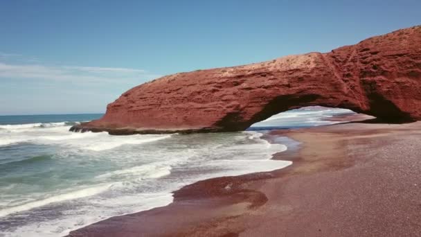 Voando Sobre Praia Legzira Com Rochas Arqueadas Costa Atlântica Marrocos — Vídeo de Stock