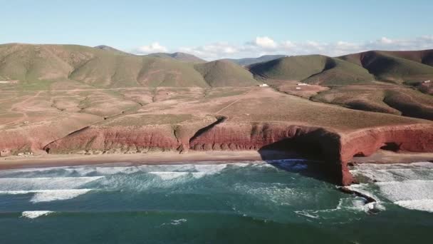 Uitzicht Vanuit Lucht Het Legzira Strand Met Gebogen Rotsen Aan — Stockvideo