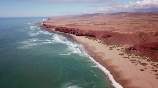 Vista Aérea Sobre Ondas Oceânicas Rochas Costa Atlântica Marrocos — Vídeo de Stock