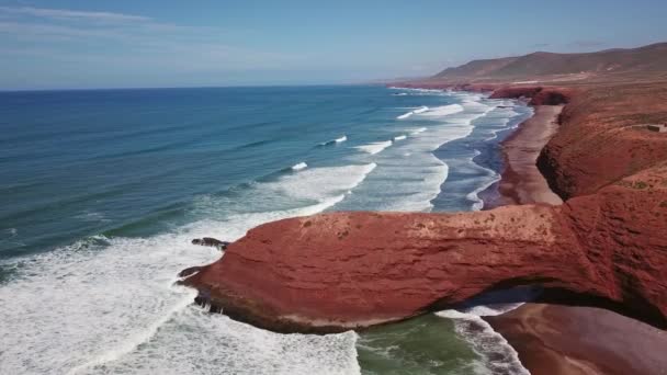 モロッコの大西洋岸にアーチ型の岩があるLegziraビーチの空中ビュー — ストック動画