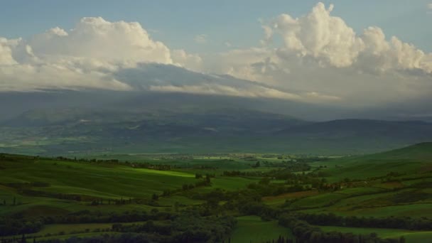 トスカーナの風景農場の家や丘 ブドウ畑 イタリア パノラマの時間経過と日没4K — ストック動画