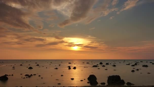 Vakkert Landskap Med Tropisk Havsolnedgang Stranden Zoom Inn Tidende – stockvideo