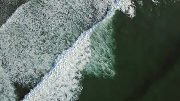 Αεροφωτογραφία Κλίσης Των Ωκεάνιων Κυμάτων Στην Ακτή Του Ατλαντικού Στο — Αρχείο Βίντεο